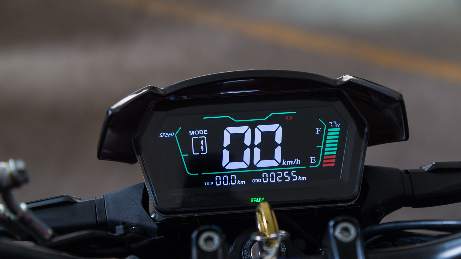 Έγχρωμη LCD οθόνη με ένδειξη στάθμης μπαταρίας που χρειάζεται συνήθεια.