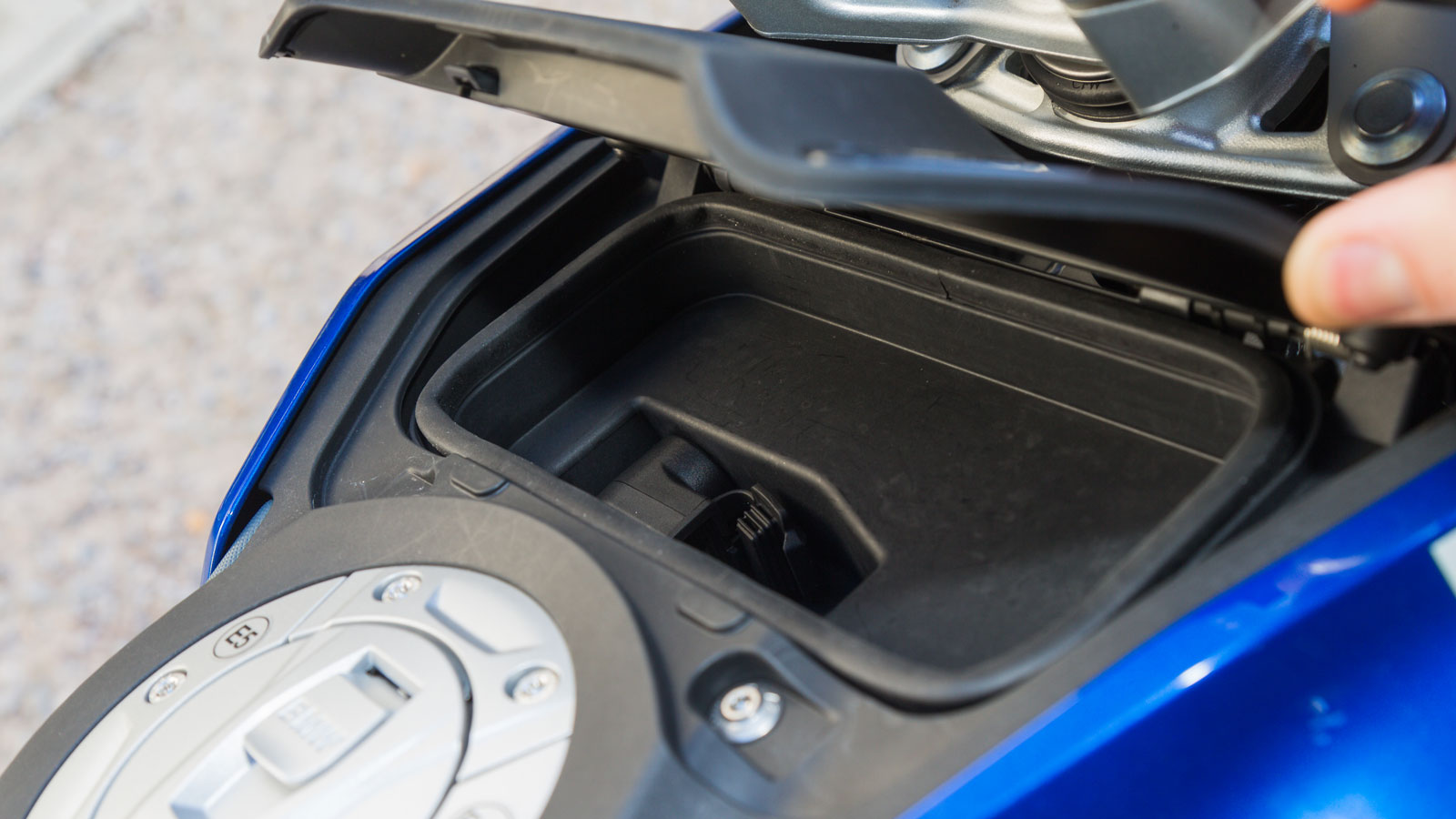 Ντουλαπάκι για μικροαντικείμενα και φόρτιση κινητού, που όμως δεν μένει ανοιχτό από μόνο του.