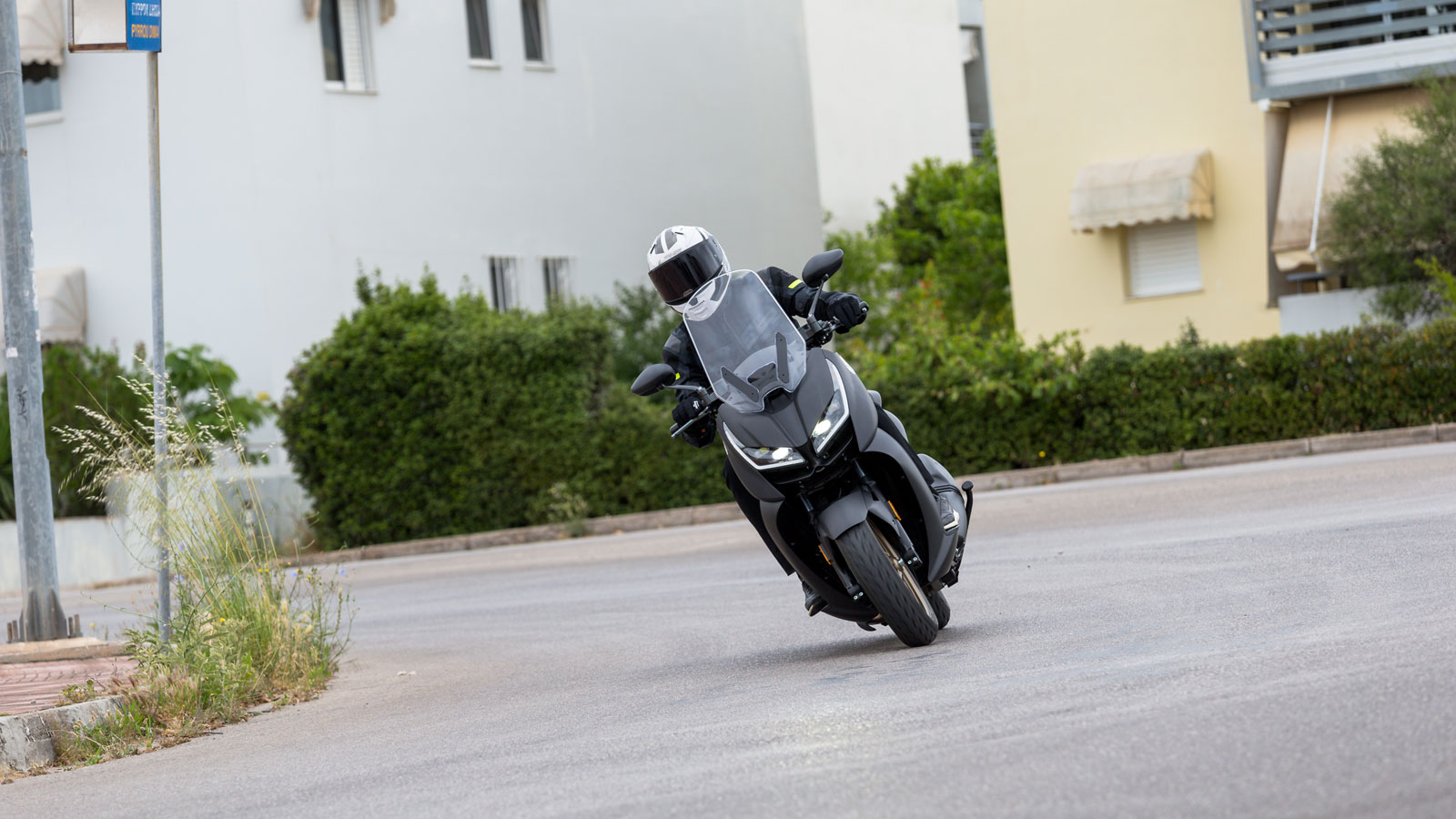 Oι αναρτήσεις αποσβένουν ικανοποιητικά τις ανωμαλίες του δρόμου, ενώ η απόδοση των φρένων γεμίζει σιγουριά τον αναβάτη, καθώς έχουν ωραίο και δυνατό α