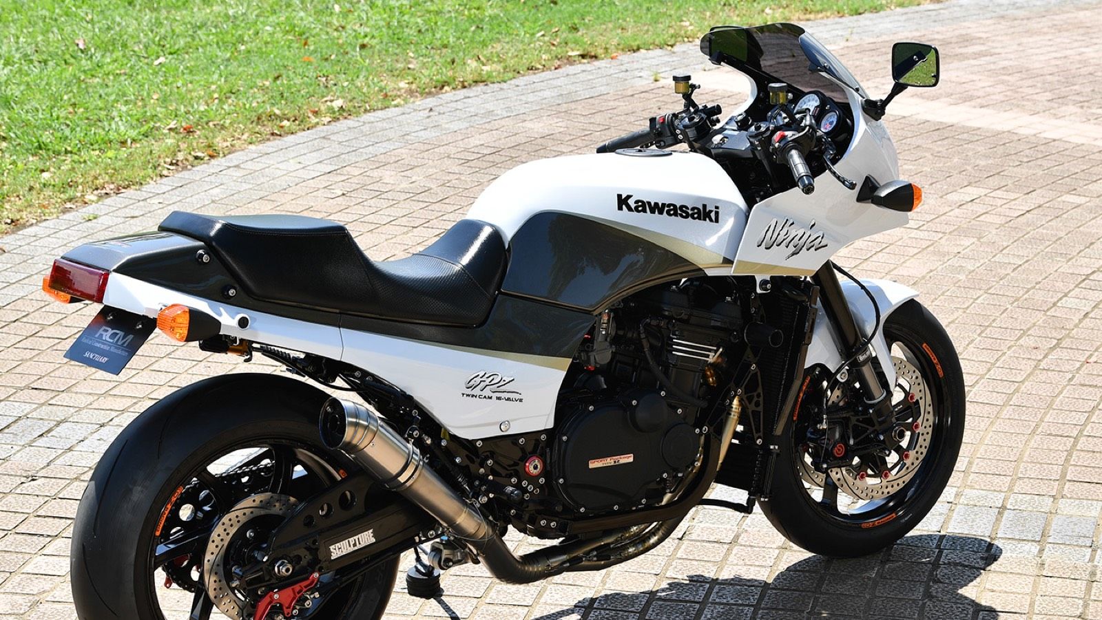 Kawasaki GPZ900R «White Fang»: Σπορ μετατροπή με υπερκυβισμό και εξαγωγή από τιτάνιο