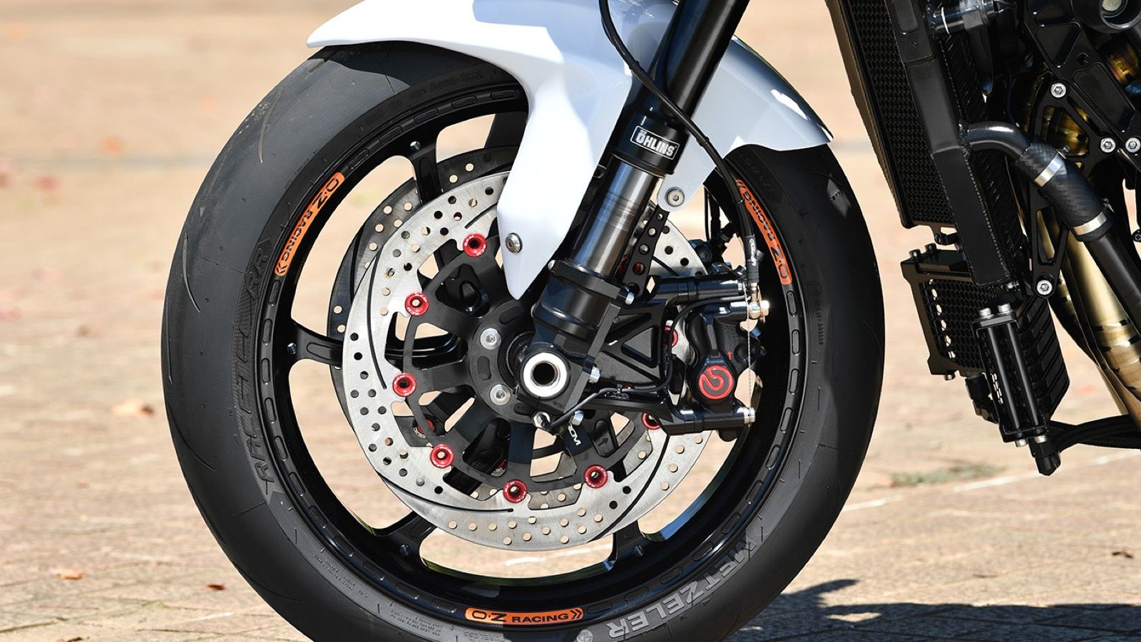 Kawasaki GPZ900R «White Fang»: Σπορ μετατροπή με υπερκυβισμό και εξαγωγή από τιτάνιο