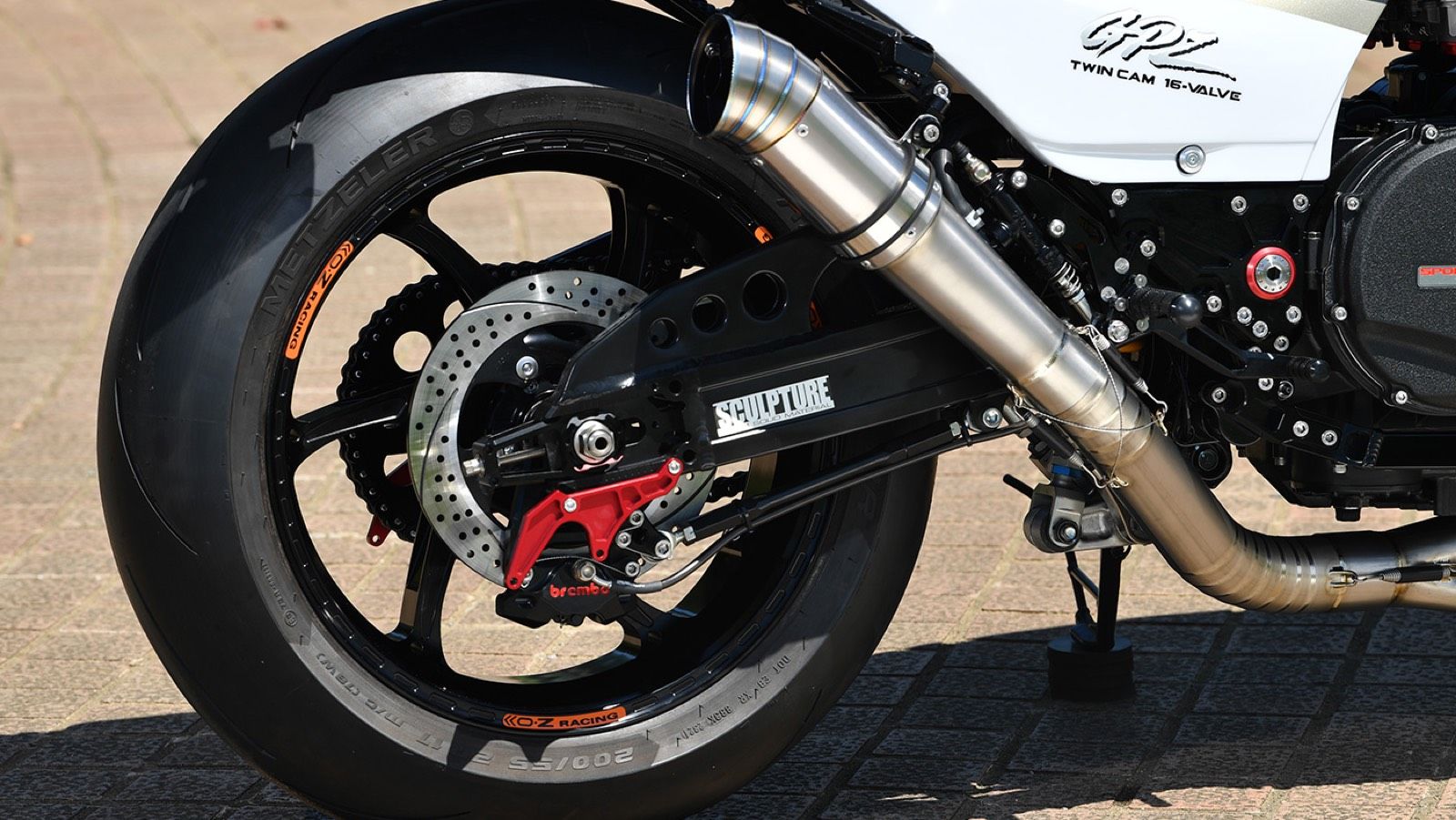 Kawasaki GPZ900R «White Fang»: Σπορ μετατροπή με υπερκυβισμό και εξαγωγή από τιτάνιο