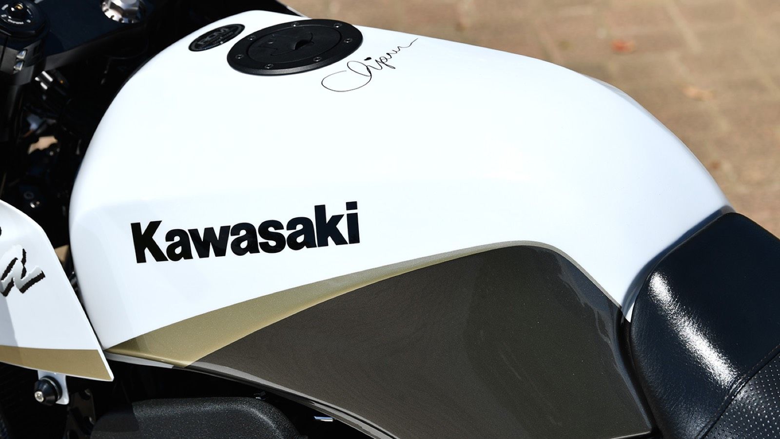 Kawasaki GPZ900R «White Fang»: Σπορ μετατροπή με υπερκυβισμό και εξαγωγή από τιτάνιο