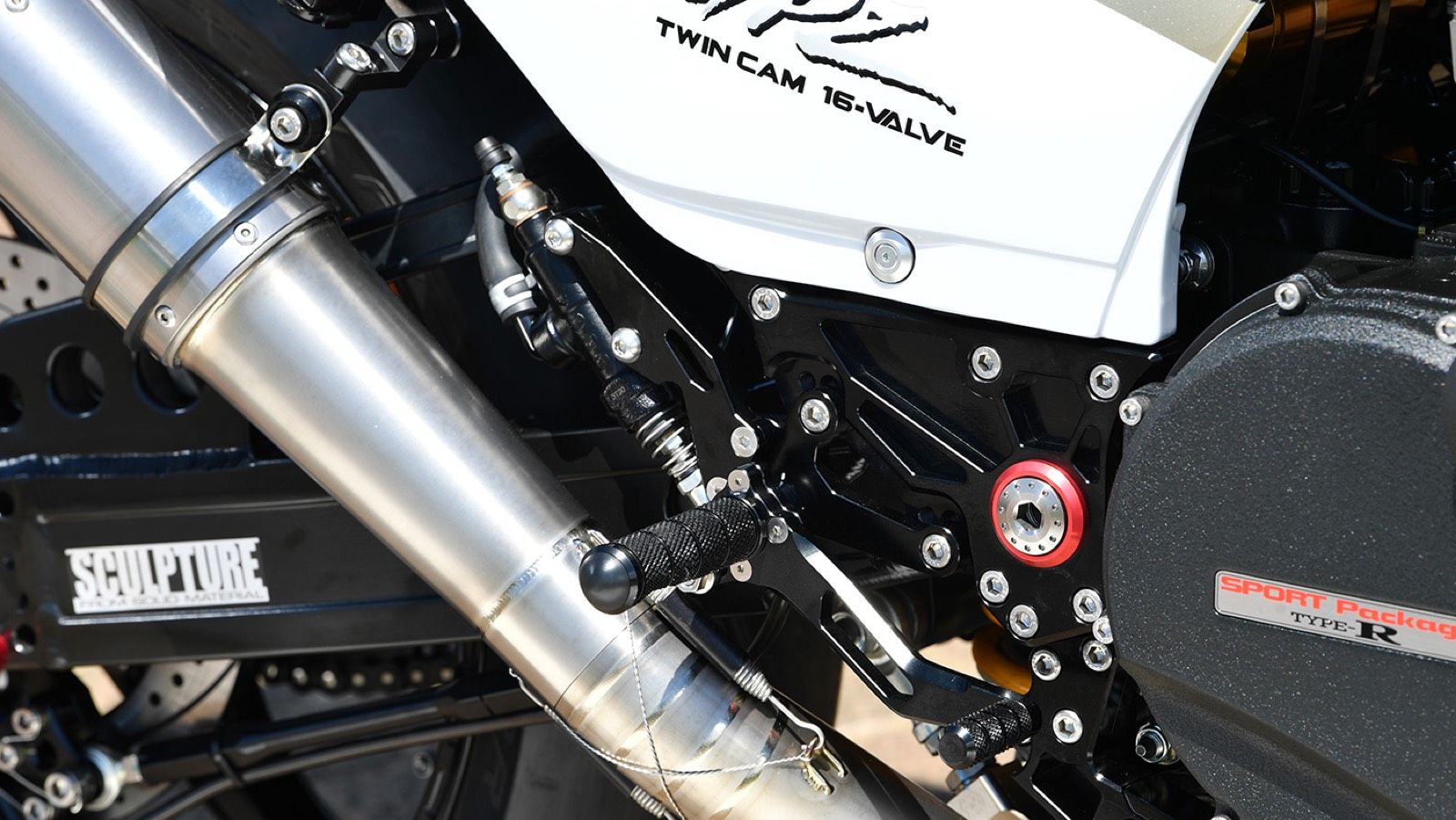 Kawasaki GPZ900R «White Fang»: Σπορ μετατροπή με υπερκυβισμό και εξαγωγή από τιτάνιο