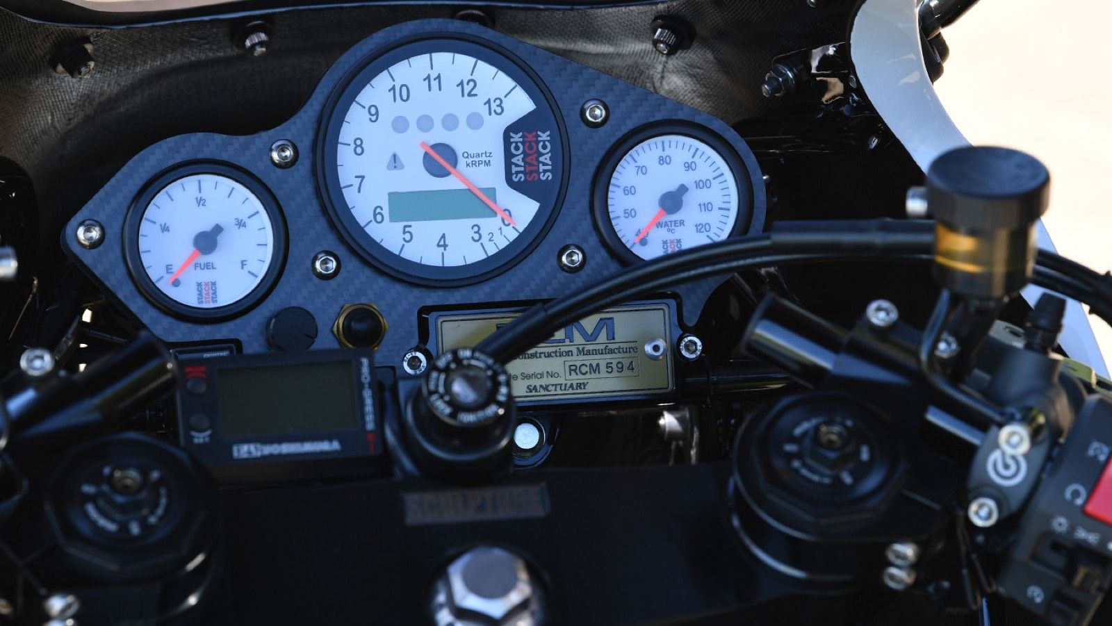 Kawasaki GPZ900R «White Fang»: Σπορ μετατροπή με υπερκυβισμό και εξαγωγή από τιτάνιο