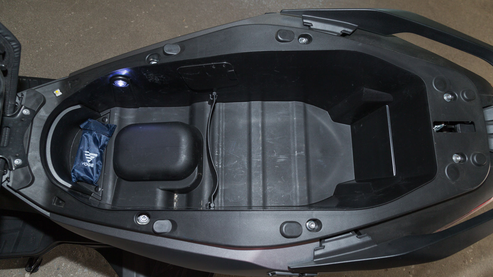 Η ποιότητα κατασκευής και συναρμογής είναι αντίστοιχη πολύ ακριβότερων μοντέλων, ενώ ο σχεδιασμός εξυπηρετεί και την πρακτικότητα, με χώρο 38 λίτρων κ