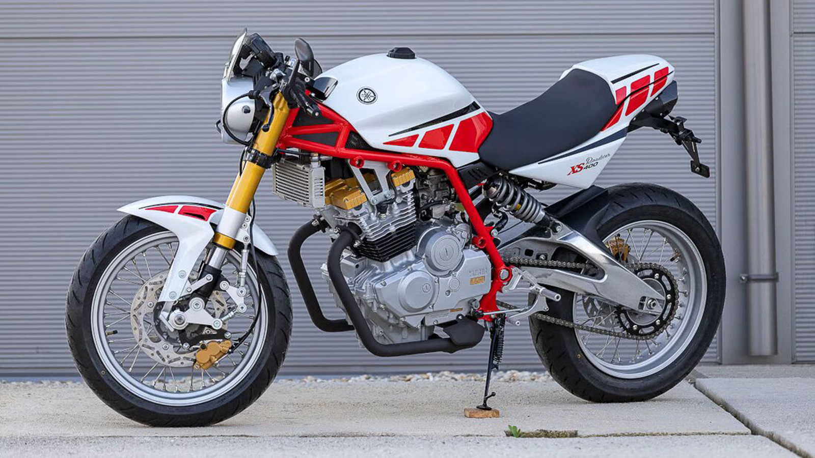 Ασυνήθιστο μπροστινό σύστημα σε custom μοτοσυκλέτα Yamaha