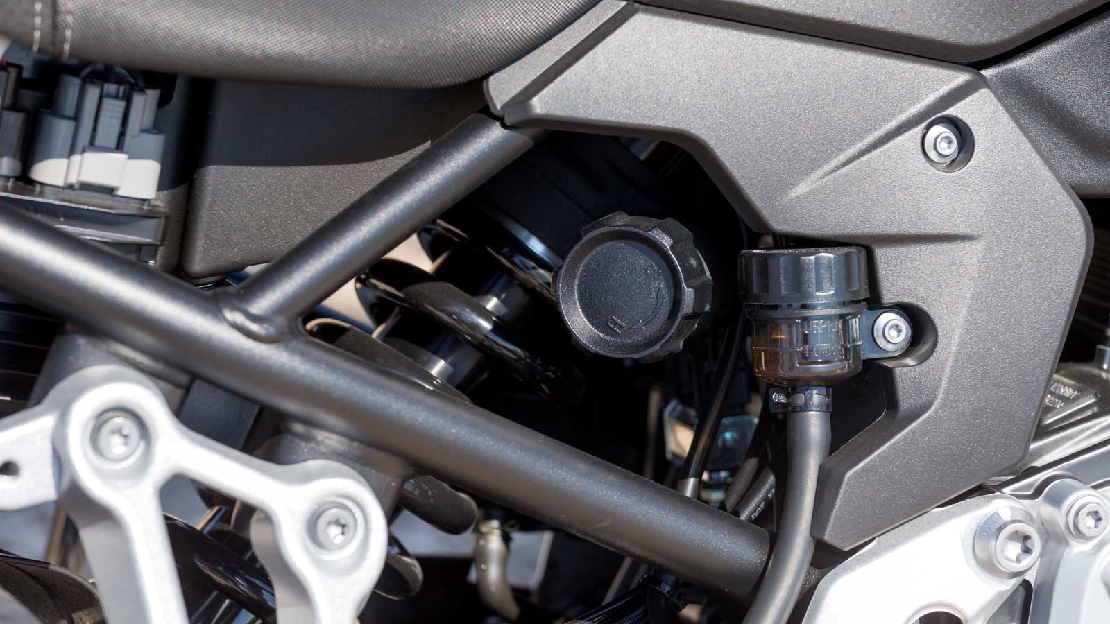 Ατσάλινο περιμετρικό πλαίσιο και πίσω αμορτισέρ με εξωτερικό ρυθμιστικό προφόρτισης.