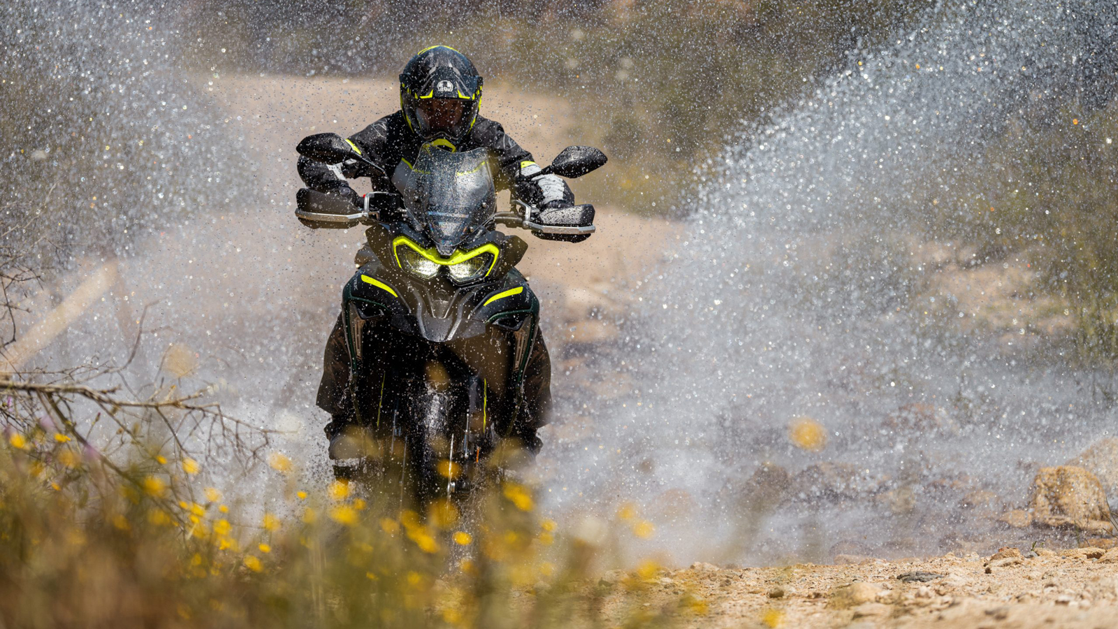 Benelli TRK 702: Mε δώρο βαλίτσες και τέλη κυκλοφορίας 2024