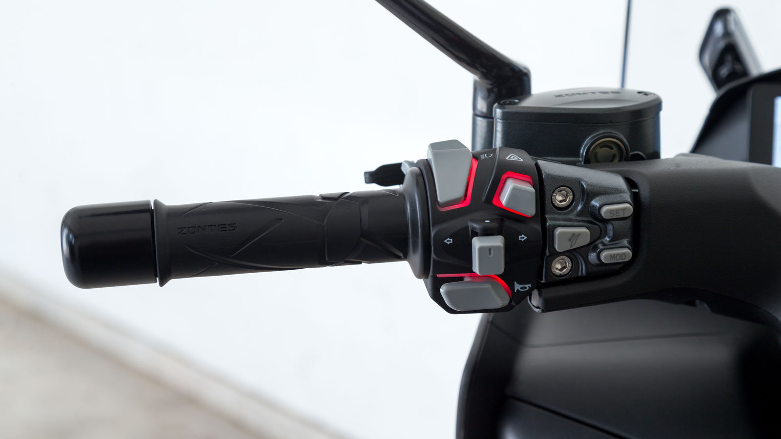 Ο χειρισμός της γίνεται από τους (φωτιζόμενους) διακόπτες που βρίσκονται στα αριστερά του τιμονιού.