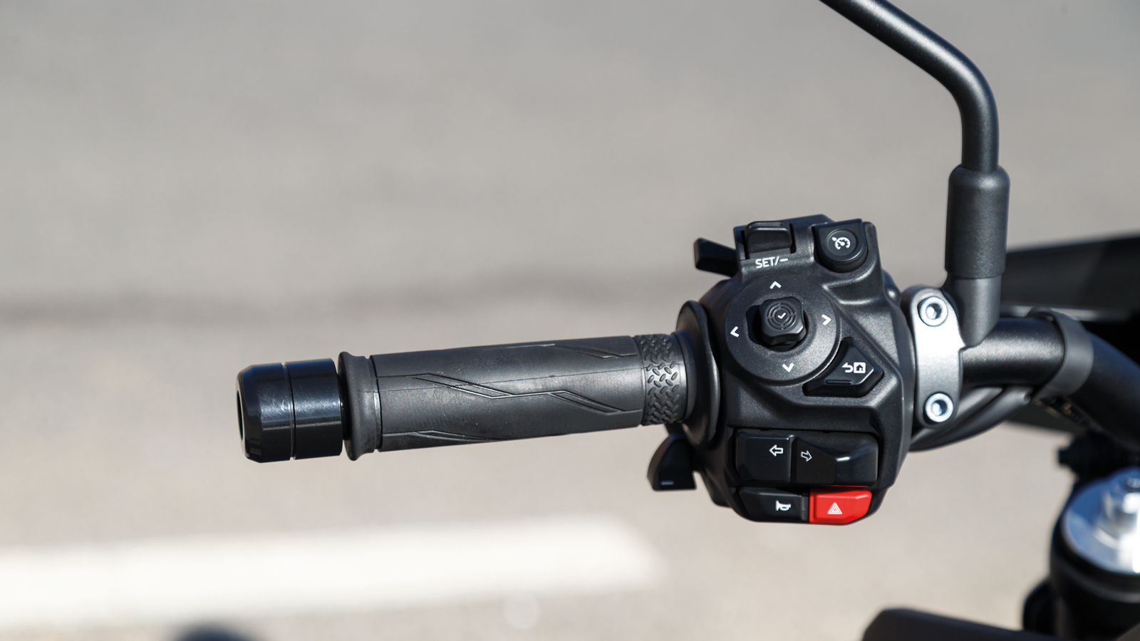 Ο χειρισμός της οθόνης γίνεται από ένα Joystick στο αριστερό μέρος του τιμονιού (που προστέθηκε στην έκδοση του 2024).