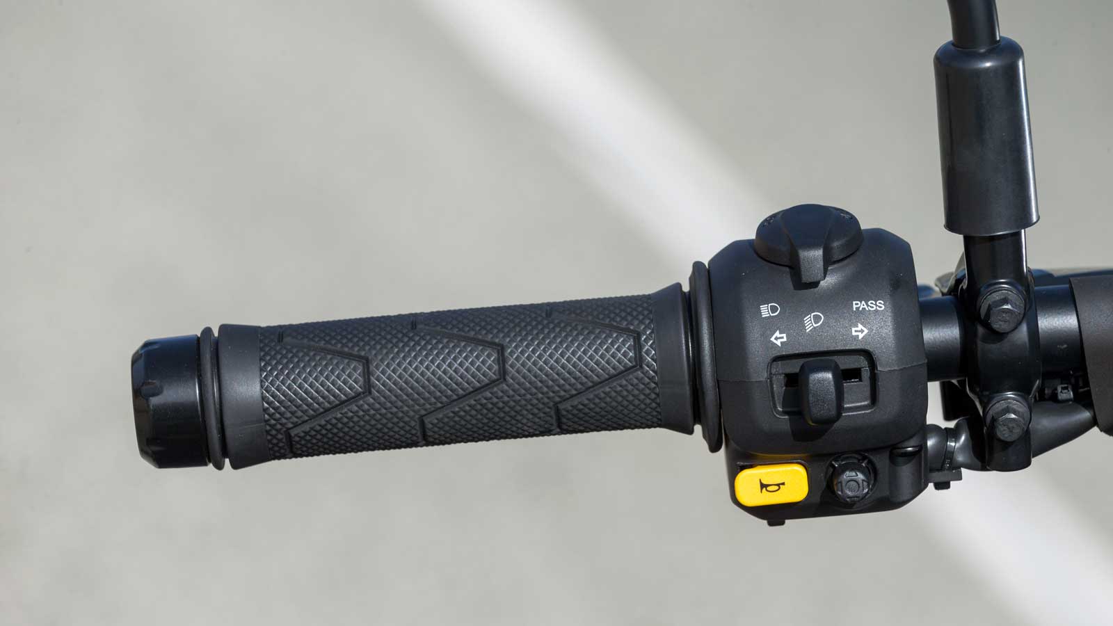 Ο χειρισμός της οθόνης γίνεται μέσω ενός Joystick που βρίσκεται στα αριστερά του τιμονιού,