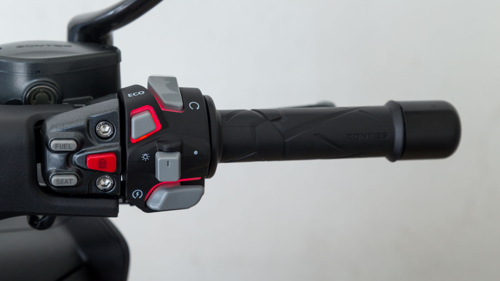 Το D350 εξοπλίζεται επίσης με Keyless σύστημα εκκίνησης, το οποίο αναγνωρίζει το κλειδί σε απόσταση 1,5 μέτρων και με την απομάκρυνση του αναβάτη κλει