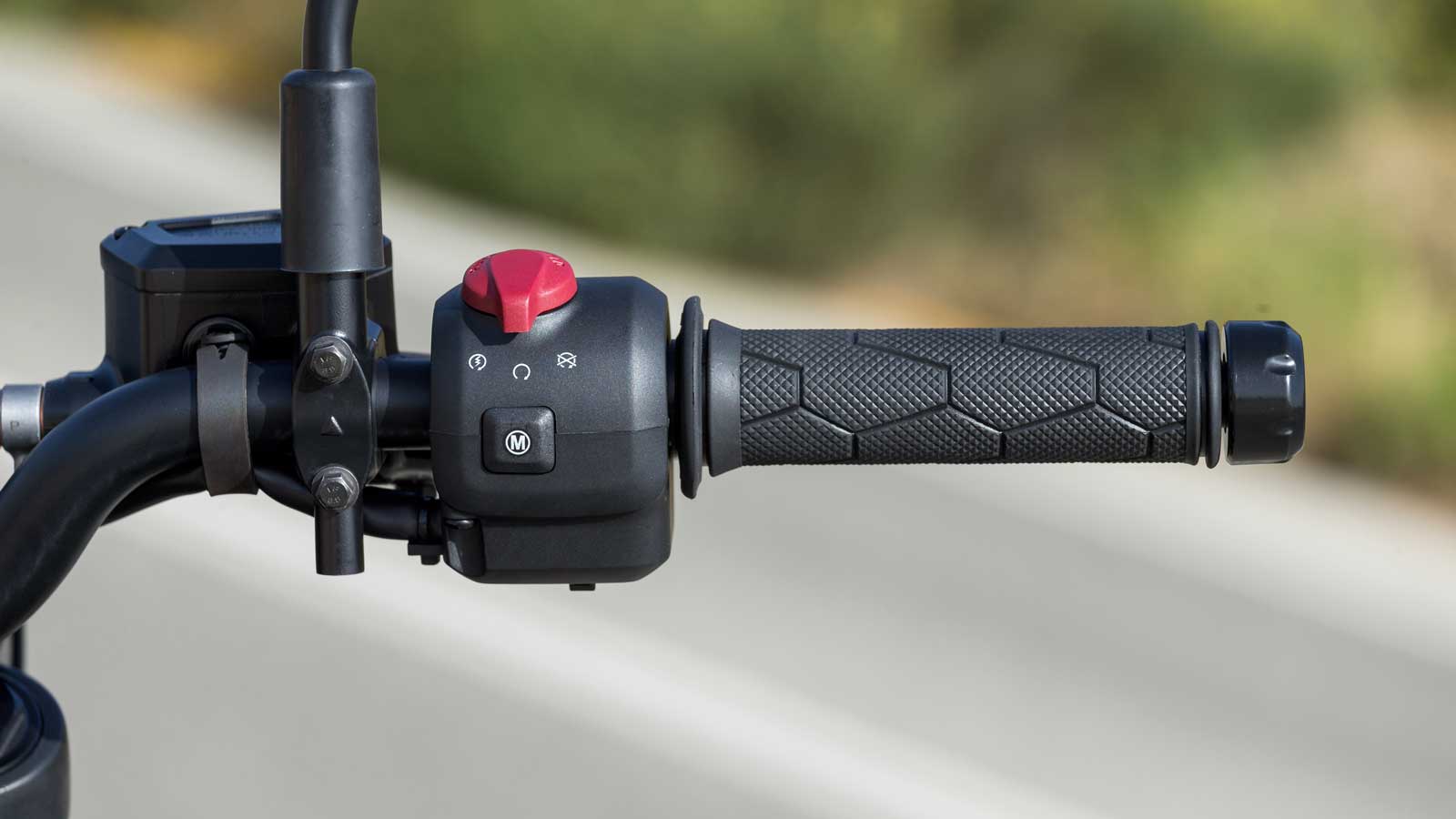 Στα δεξιά του τιμονιού υπάρχει θύρα USB για τη φόρτιση των συσκευών του αναβάτη.