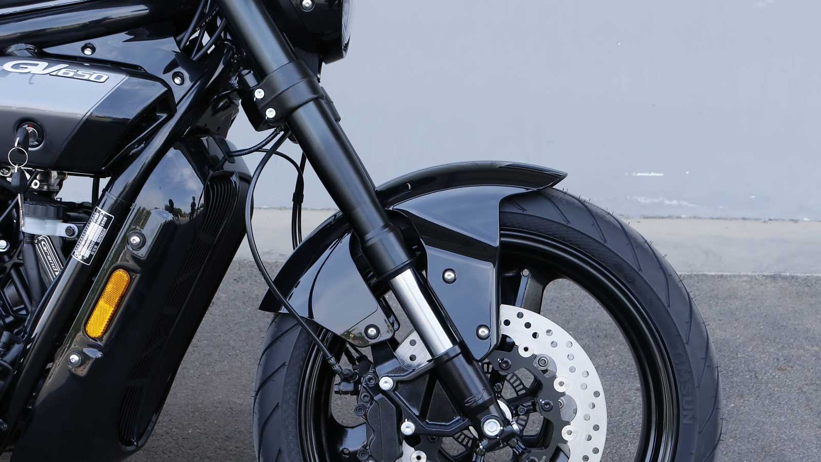 Το πλαίσιο του GV650 είναι κατασκευασμένο από σωληνωτό ατσάλι, προσφέροντας συνδυασμό ακαμψίας και αντοχής. Η μπροστινή ανάρτηση είναι ανεστραμμένο πι