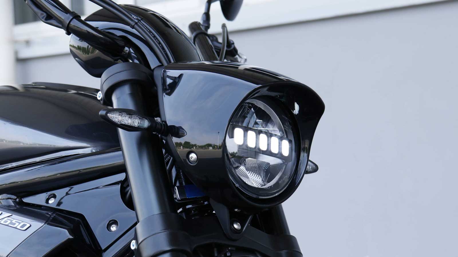 Ο φωτισμός είναι LED τόσο εμπρός όσο και πίσω, με τον εμπρός φανό να ενσωματώνει DRL ημέρας, εξασφαλίζοντας αναγνωρισιμότητα και σύγχρονο σχεδιαστικό 