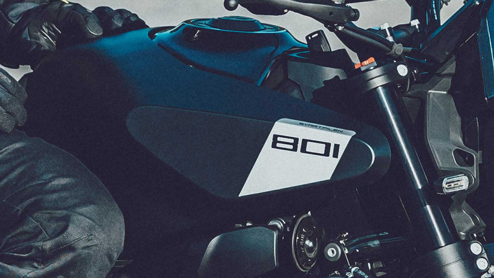 Husqvarna Svartpilen 801: Νέο κεφάλαιο για το «Μαύρο Βέλος» με κινητήρα 799cc 