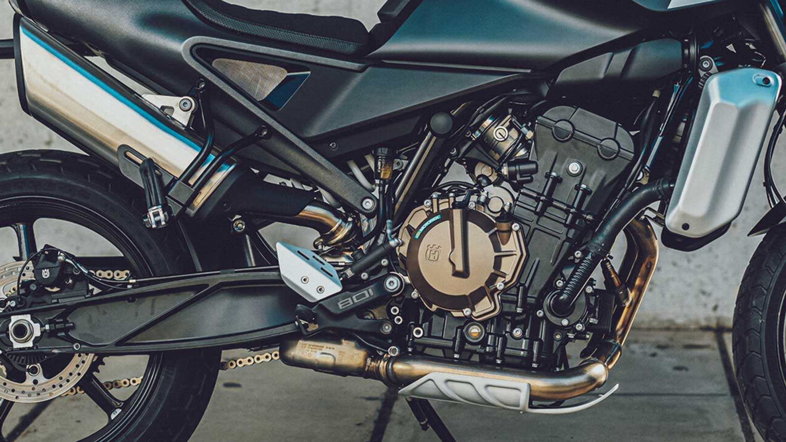 Husqvarna Svartpilen 801: Νέο κεφάλαιο για το «Μαύρο Βέλος» με κινητήρα 799cc 