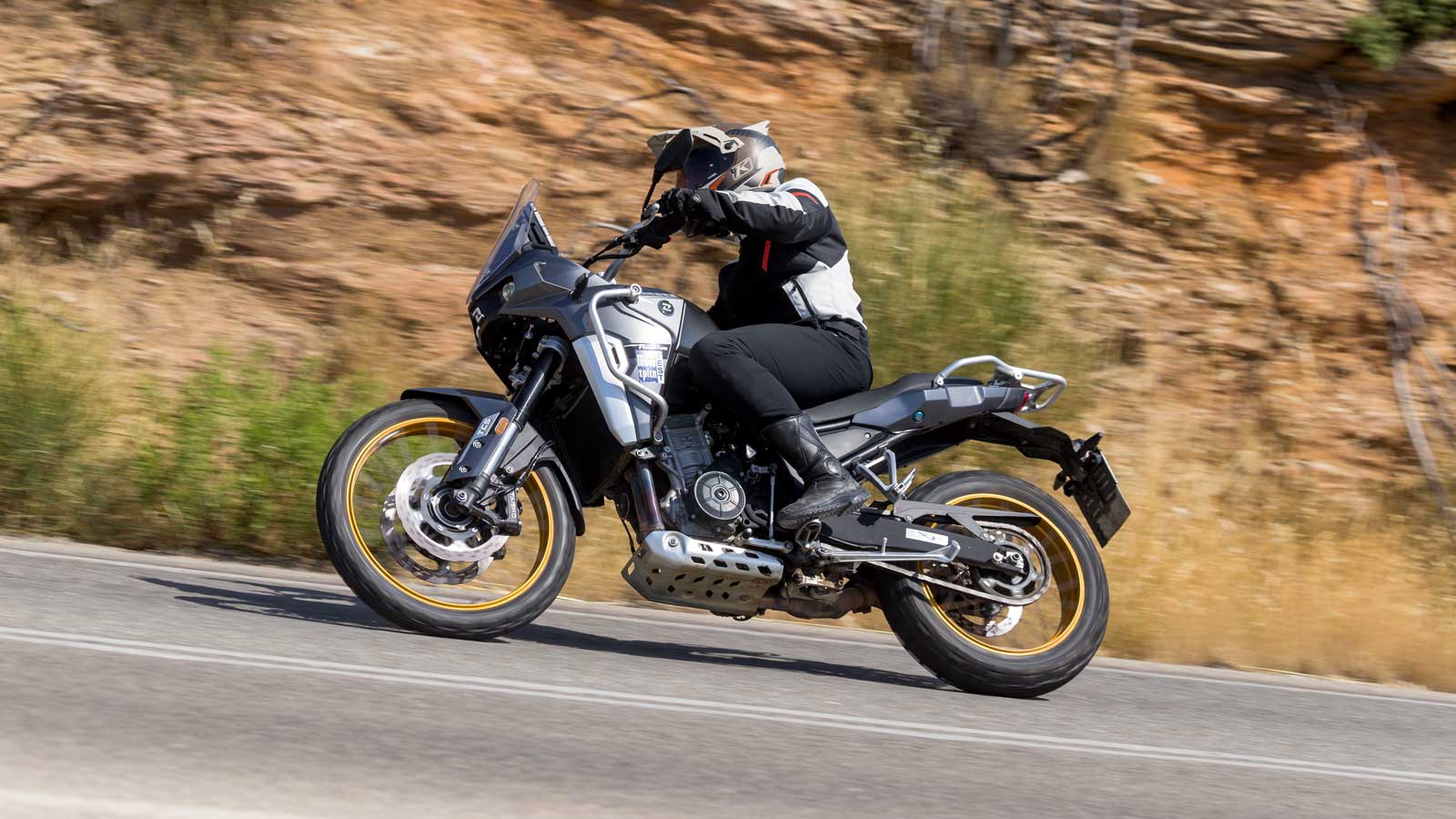 Ικανή για όσα δεν μπορείτε να πετύχετε στο χώμα (ή σας ευχόμαστε να μπορέσετε με ασφάλεια), η KOVE 800X Pro έρχεται όχι να καλύψει ένα κενό, αλλά να σ