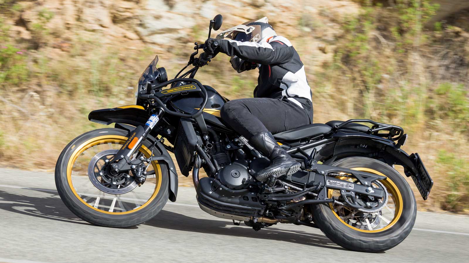 H Royal Enfield διατείνεται ότι η Himalayan 450 “φτιάχτηκε για κάθε δρόμο και για εκεί που δεν υπάρχουν δρόμοι” και μπορούμε να πούμε ότι 