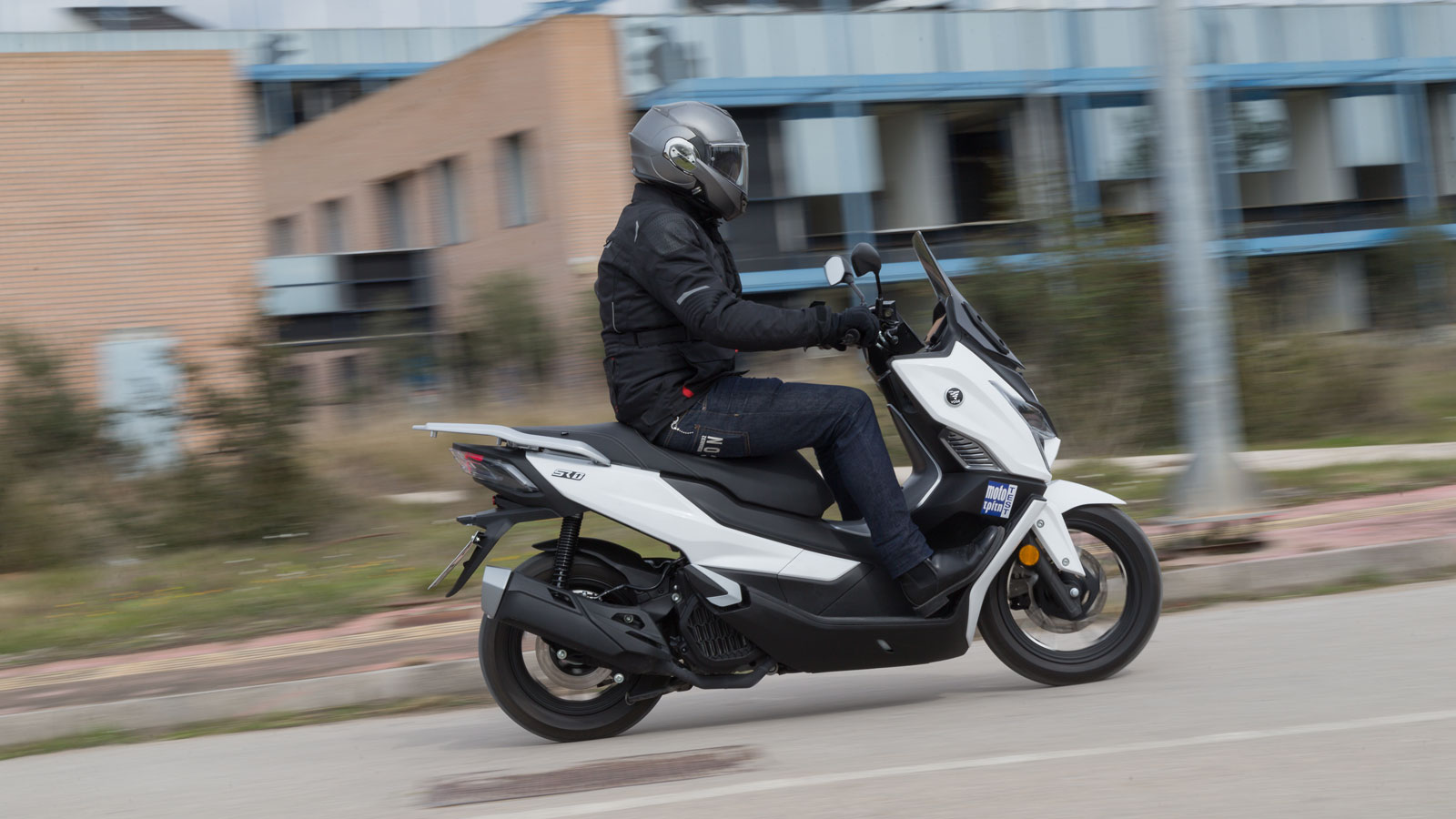  Με όπλο λοιπόν τον εξοπλισμό, την άνετη θέση οδήγησης και την τιμή του, το SR1 μπαίνει στην αρένα της Α1 κατηγορίας, έχοντας αξιώσεις να παραμείνει ό