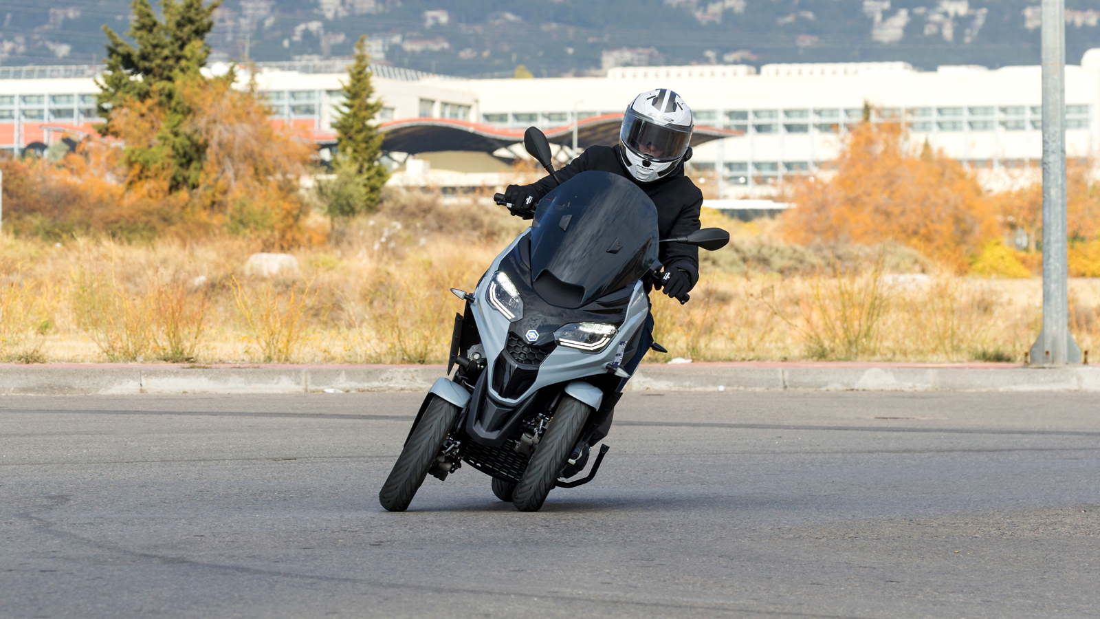 Στην κίνηση μέσα στην πόλη δεν θα αντιμετωπίσει κανένα πρόβλημα, ενώ παρά τον φαινομενικά αυξημένο όγκο του μπροστά μπορεί ακόμα να ελιχθεί με αρκετή 