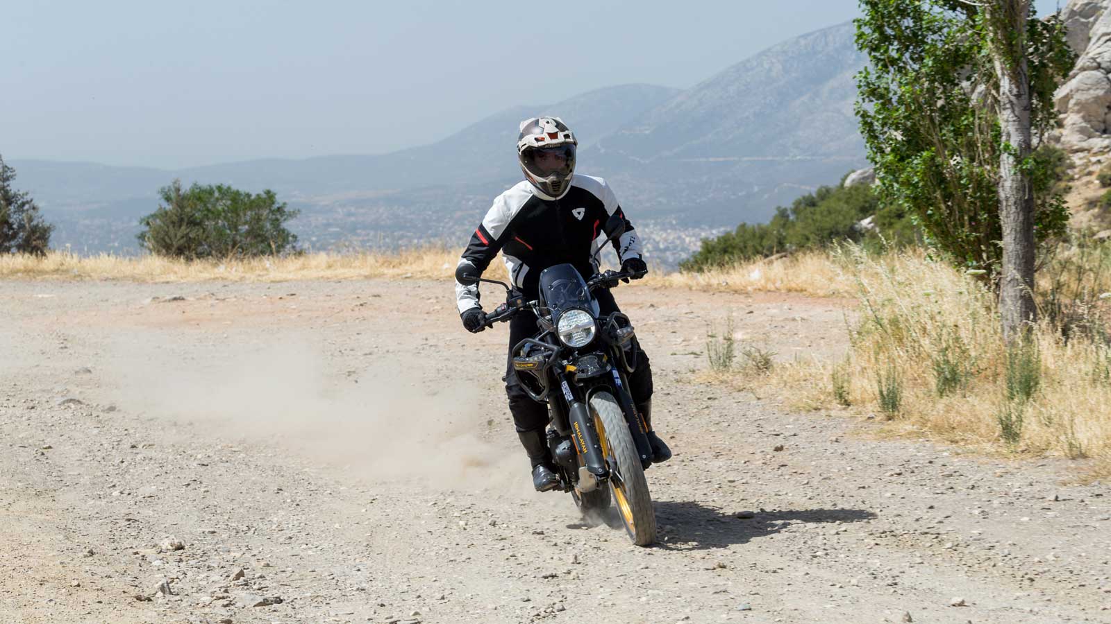 ο ψηλά τοποθετημένο τιμόνι και το μεγάλο κόψιμό του (σε συνδυασμό με τις μαζεμένες διαστάσεις) κάνουν το Himalayan 450 να μην κολλάει πουθενά στην κίν