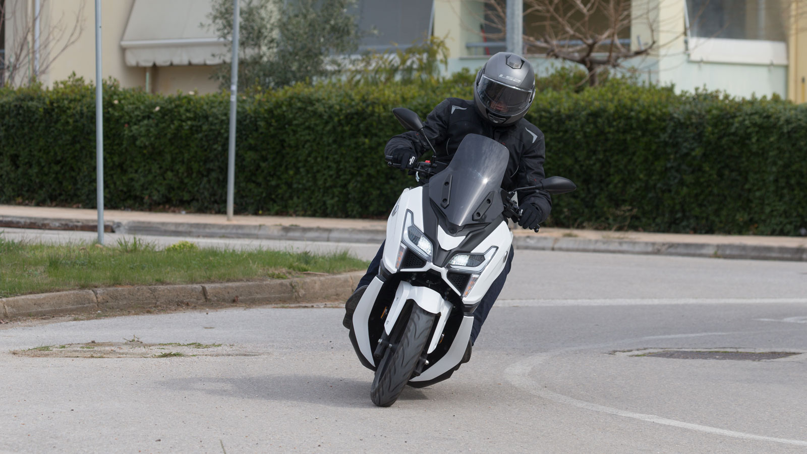 Ο κινητήρας του είναι «ζωηρός» για 125cc, με καλή λειτουργία στα μεσαία και στα ψηλά, αν και θα θέλαμε να υπάρχει λίγη περισσότερη ροπή κάτω από τις 4