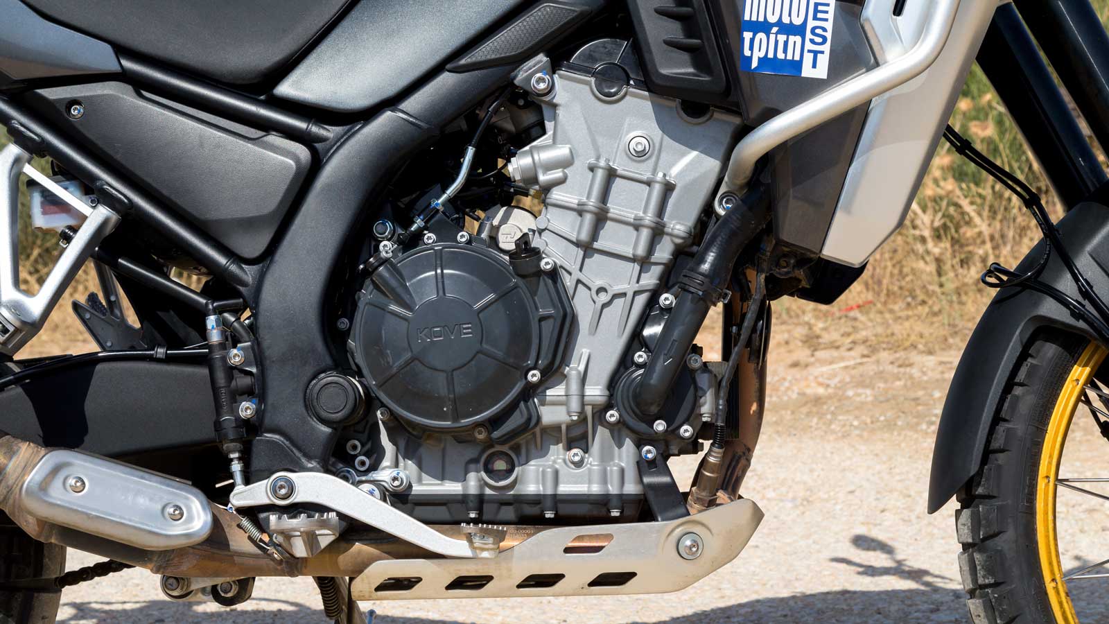 Δικύλινδρος εν σειρά κινητήρας 799 κ.εκ. με 95 ίππους, 79 Nm ροπής και δύο προγράμματα οδήγησης.