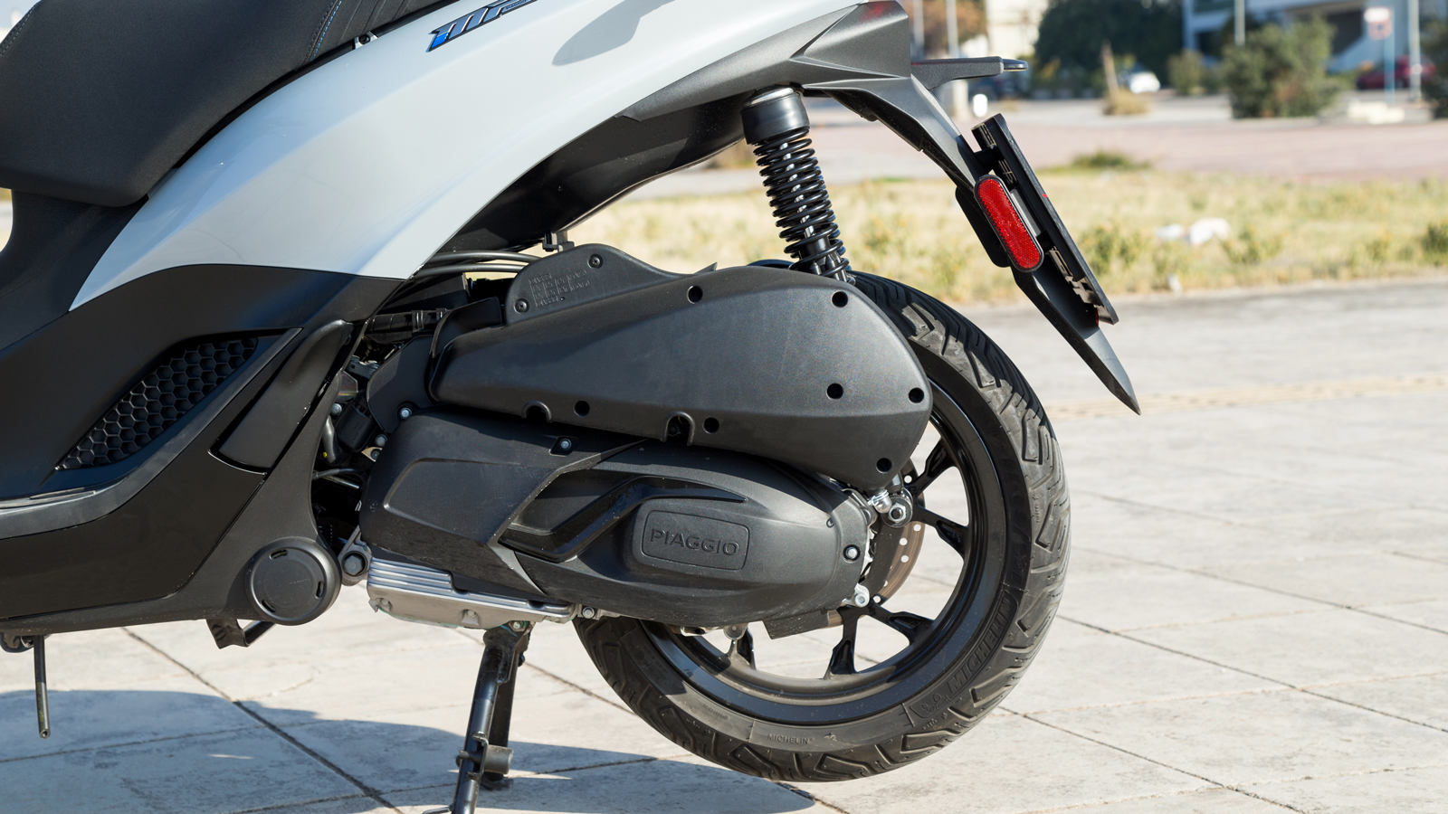 Ανεβαίνει σε κυβικά ο μονοκύλινδρος στα 310cc και πλέον εναρμονίζεται με τις προδιαγραφές ρύπων Euro5+.