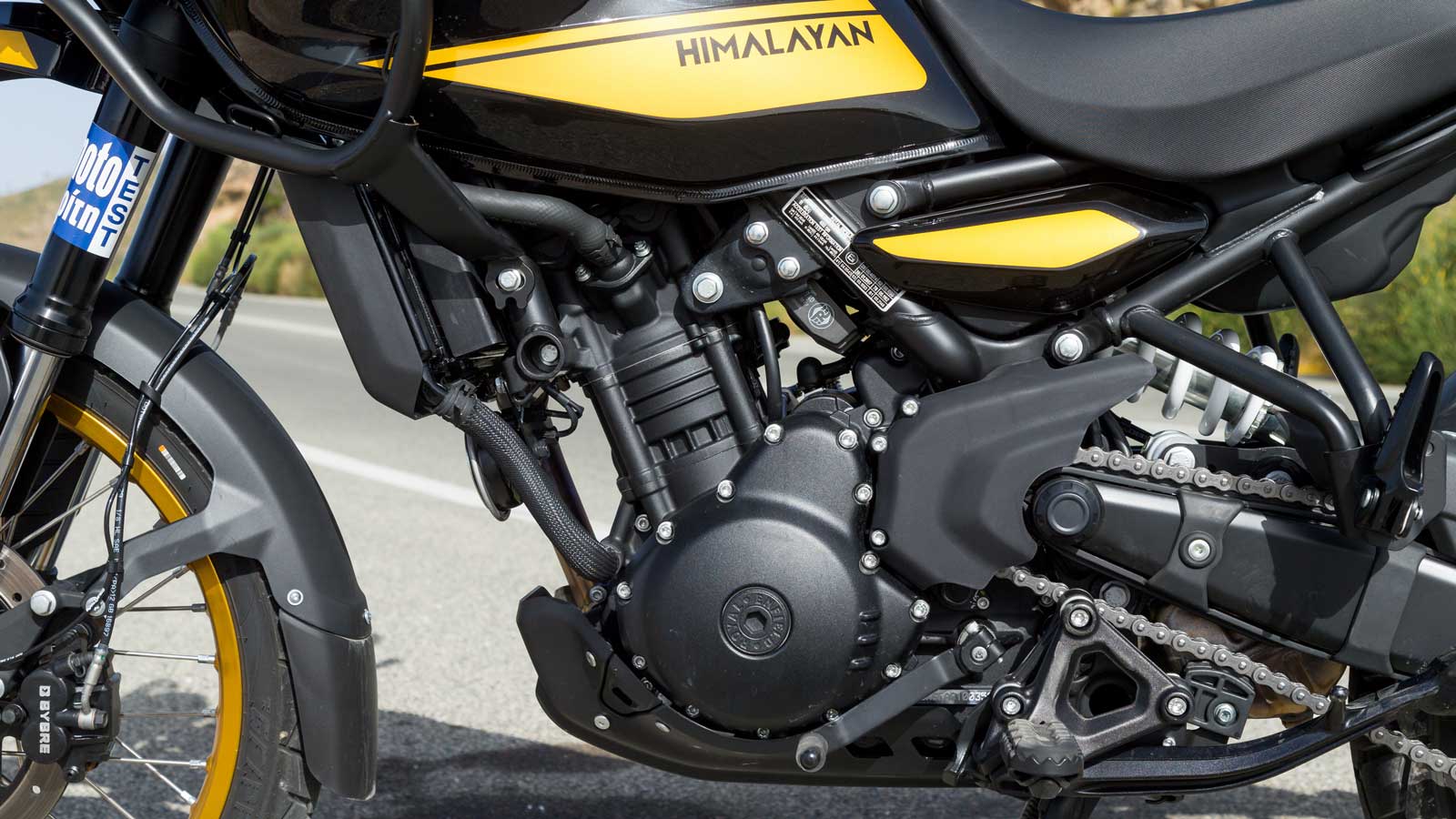 40 ίππους στις 8.000 σ.α.λ. και τα 40 Nm ροπής στις 5.500 σ.α.λ. Όπως προαναφέρθηκε, είναι η πρώτη φορά που έχουμε υγρόψυξη σε μοτοσυκλέτα της Royal E