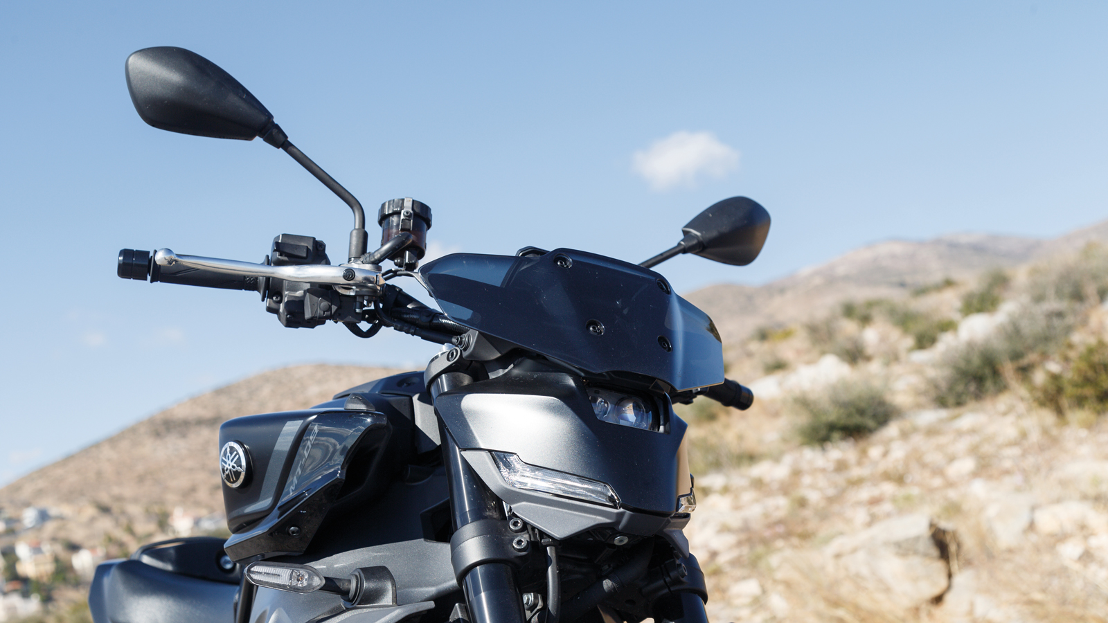 Αυτό που ξεχωρίζει στην πρόσοψη είναι ο LED προβολέας που περικλείεται σε μια μάσκα, η οποία αφήνει τρεις δεσμίδες φωτός να βγαίνουν προς τα έξω, θυμί