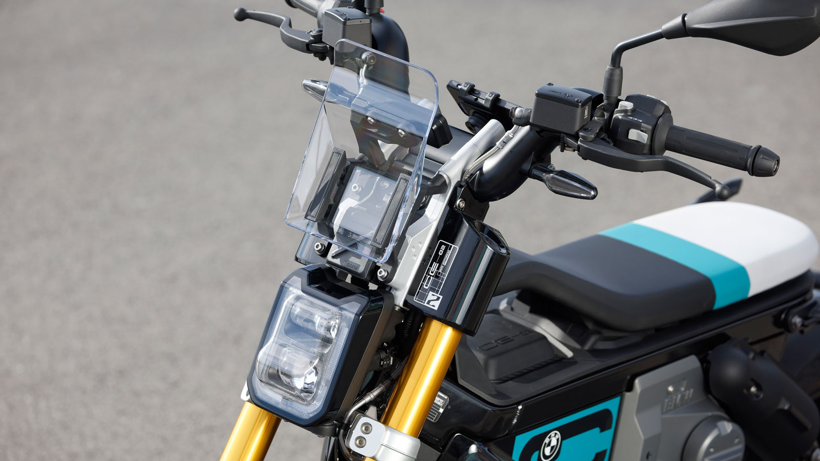 Φορτίζει από το 20% έως το 80% σε 1,7 ώρες 