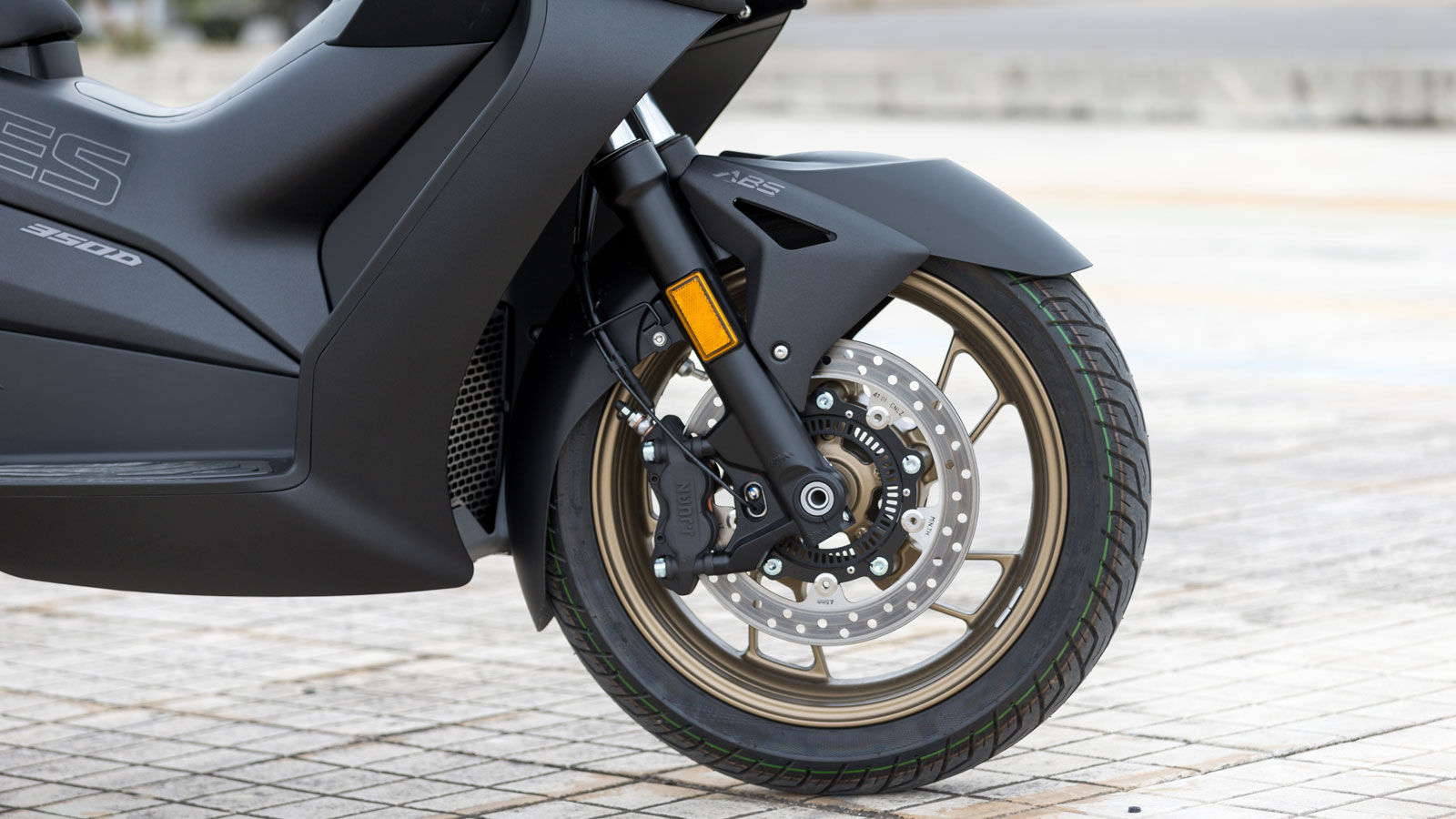 Το φρενάρισμα αναλαμβάνει ένας δίσκος 268mm μπροστά, πάνω στον οποίο «πιάνει» μια τετραπίστονη δαγκάνα της J.Juan μπροστά και ένας δίσκος 265mm πίσω, 