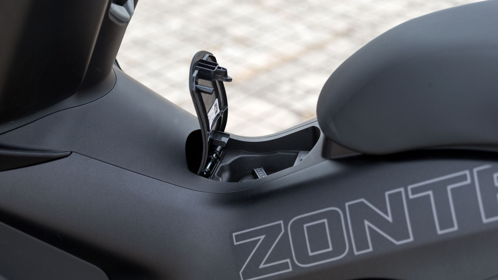 Ο χώρος για τα πόδια είναι άπλετος ακόμα και για αναβάτες μεγαλύτερων αναστημάτων.