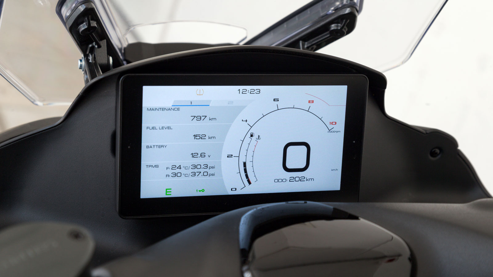 Η πληροφόρηση του αναβάτη γίνεται μέσω μιας έγχρωμης οθόνης TFT, η οποία έχει τέσσερα διαφορετικά Interfaces (Race, Street, Casual, Simple) και υπάρχε