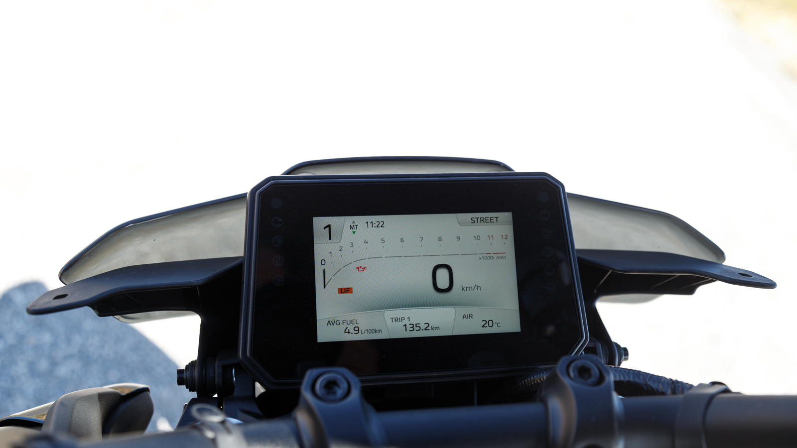 Ο αναβάτης μπορεί να χειριστεί τις διαφορετικές ρυθμίσεις της μοτοσυκλέτας μέσω μιας έγχρωμης TFT οθόνης 5” (από 3,5”) με δυνατότητα συνδε