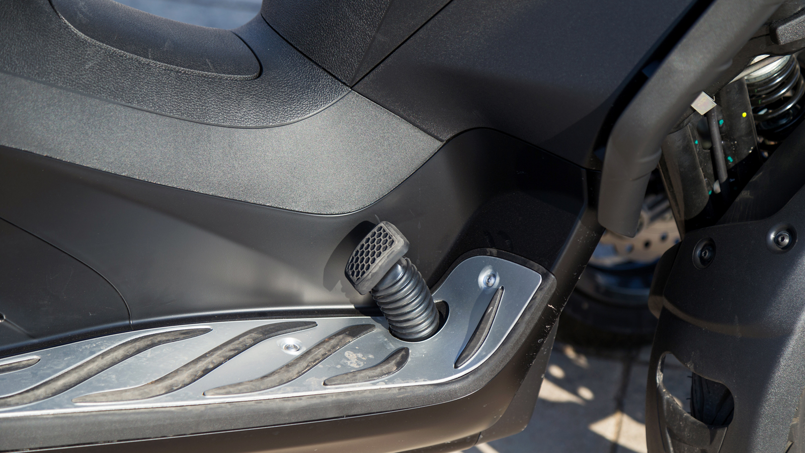 Το πεντάλ ενεργοποιεί και τα τρία φρένα ταυτόχρονα.