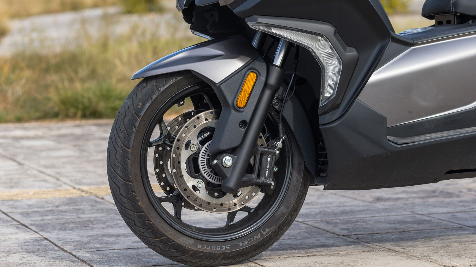 QJMOTOR Fort 350: Επώνυμα περιφερειακά και Super εξοπλισμό