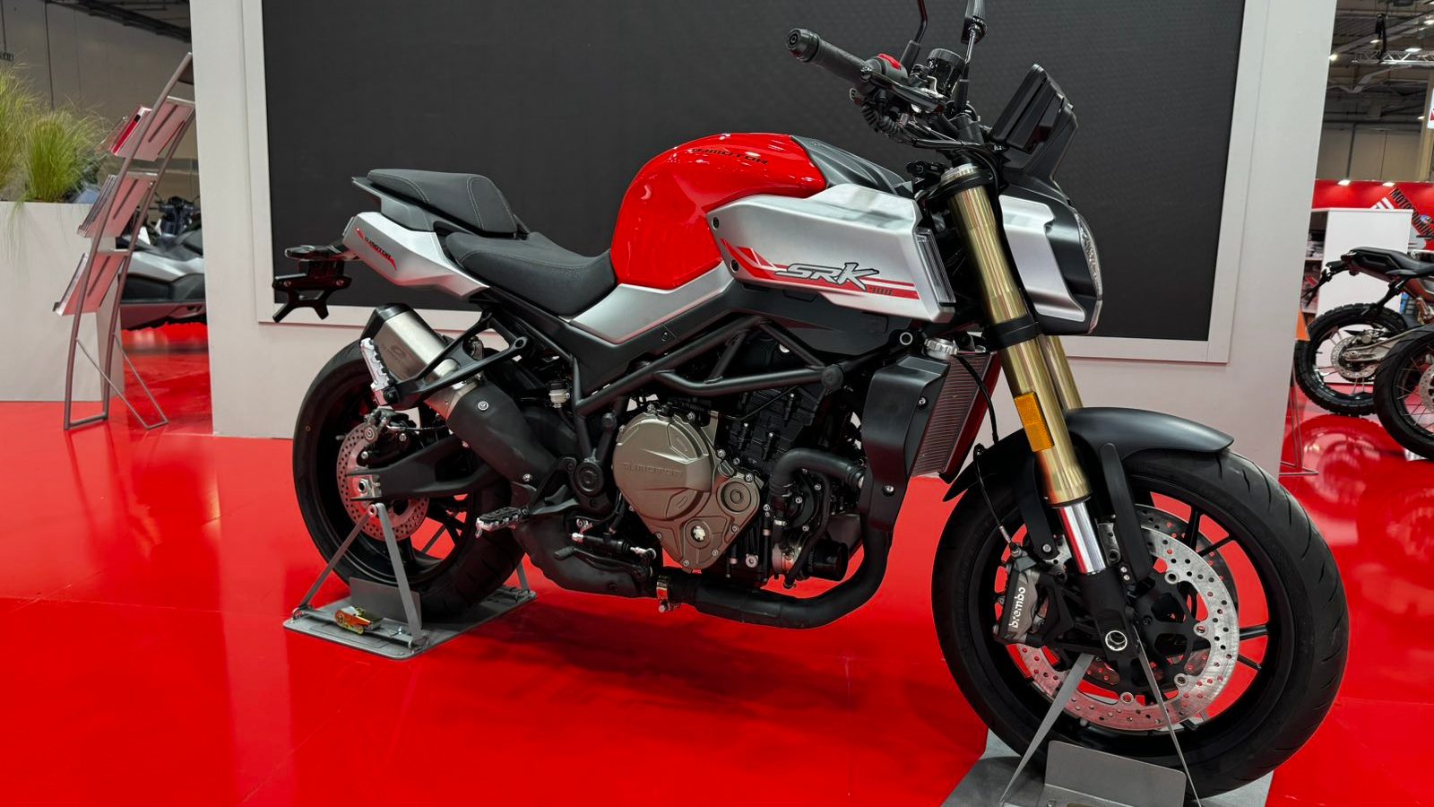 Τί ξέρουμε για το SRK 900, το νέο γυμνό που θα φέρει η QJMOTOR;