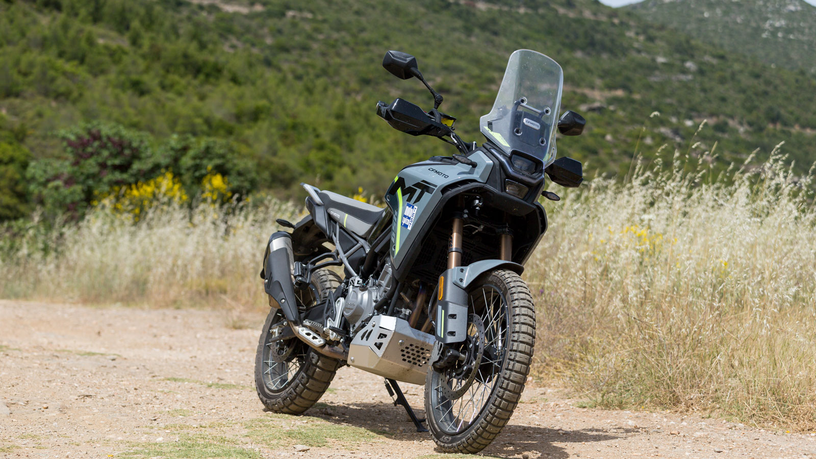 Με adventure εμφάνιση που γεμίζει το μάτι, γραμμικό και ροπάτο δικύλινδρο κινητήρα,  πλούσιο εξοπλισμό με περιφερειακά από το πάνω ράφι και ελάχιστες 