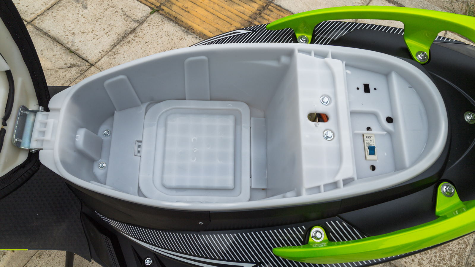 ESF E-Ride Scorpion NFC Double - Χώρος κάτω από τη σέλα για ένα jet κράνος.