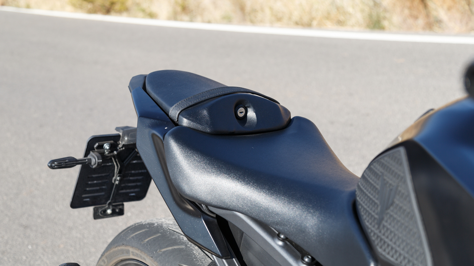 Μικρός διαθέσιμος χώρος για το συνεπιβάτη, όπως και στα περισσότερα γυμνά άλλωστε, και λεπτή σέλα, με καλή απορρόφηση των κραδασμών παρόλα αυτά.