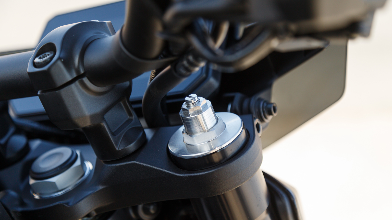 Πλήρως ρυθμιζόμενο ανεστραμμένο τηλεσκοπικό πιρούνι 41mm από την Kayaba μπροστά, με διαδρομή 130mm.