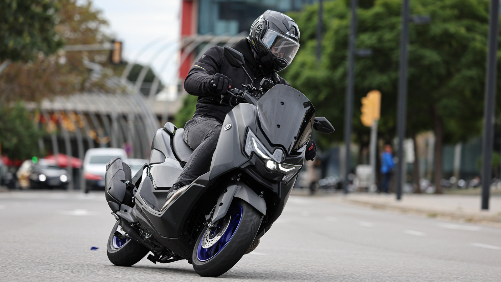 Yamaha NMAX 125 2025: Ακόμα εξυπνότερο με νέα ηλεκτρονικά και αναρτήσεις