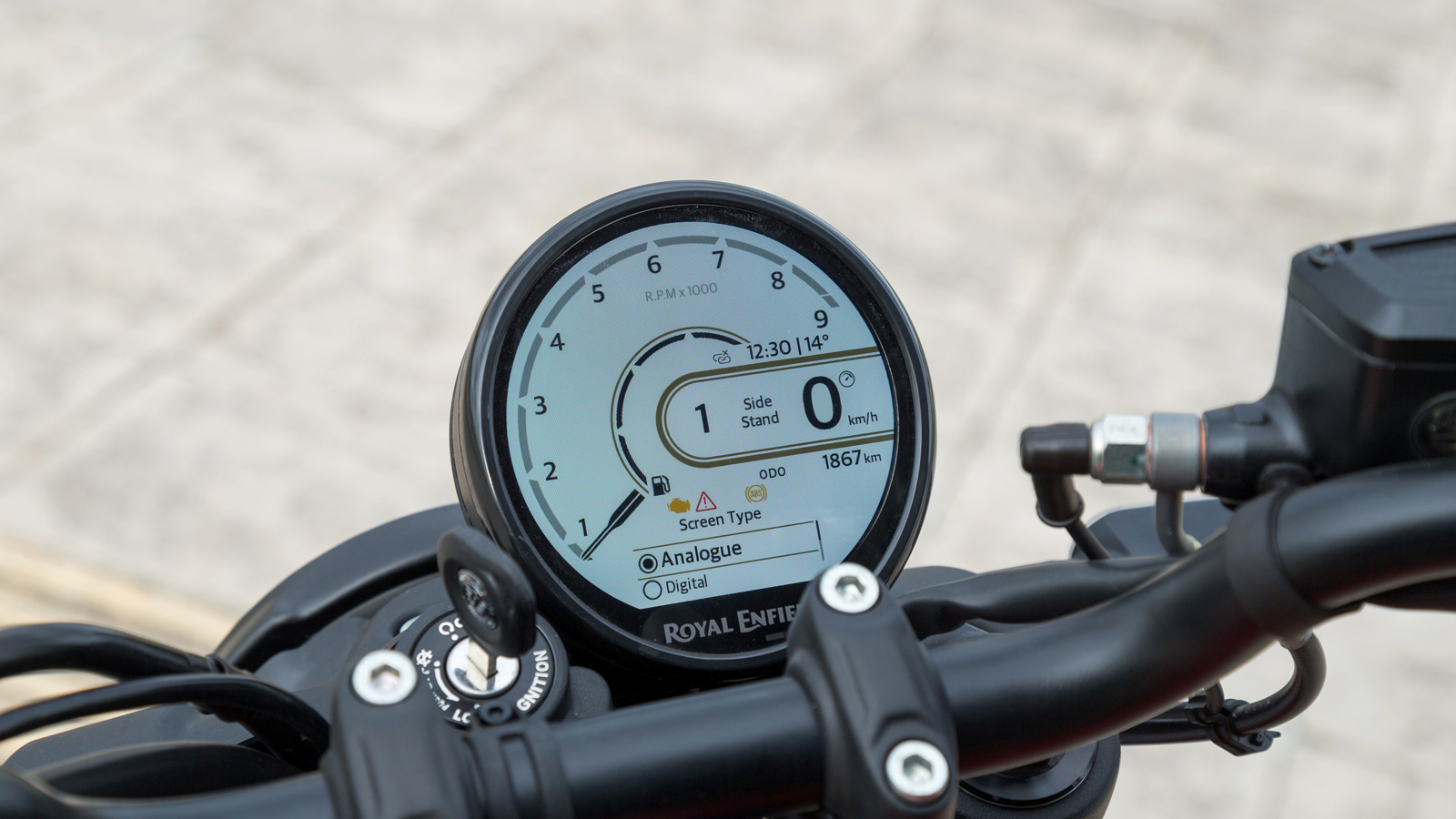 Σε κάθε περίπτωση η μεγάλη οθόνη TFT ―σε επίσης στρογγυλό σχήμα, κόντρα στην πεπατημένη των ψηφιακών οργάνων που θυμίζουν μεγάλα κινητά ή τάμπλετ.