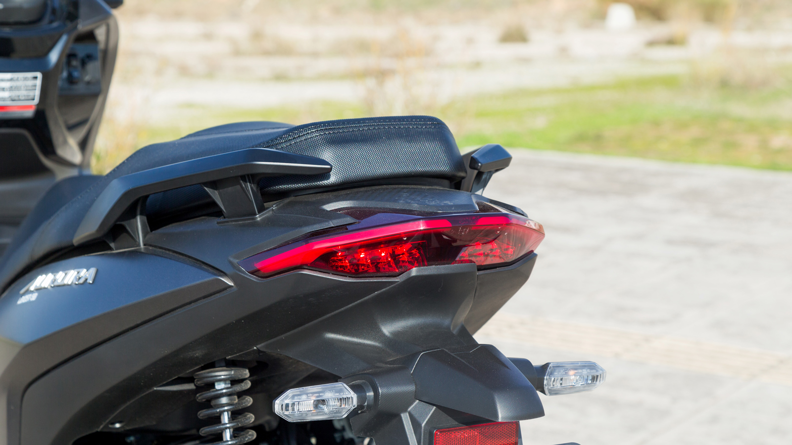 Στην πίσω όψη τα φώτα στοπ είναι οριζόντια και αντίστοιχα ευμεγέθη.