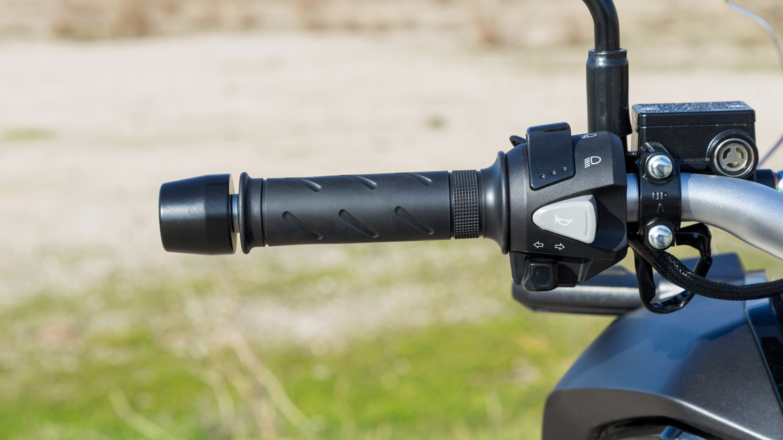 Οι διακόπτες των γκριπ έχουν, σωστά σχήματα, θετική απόκριση και καλή αίσθηση.