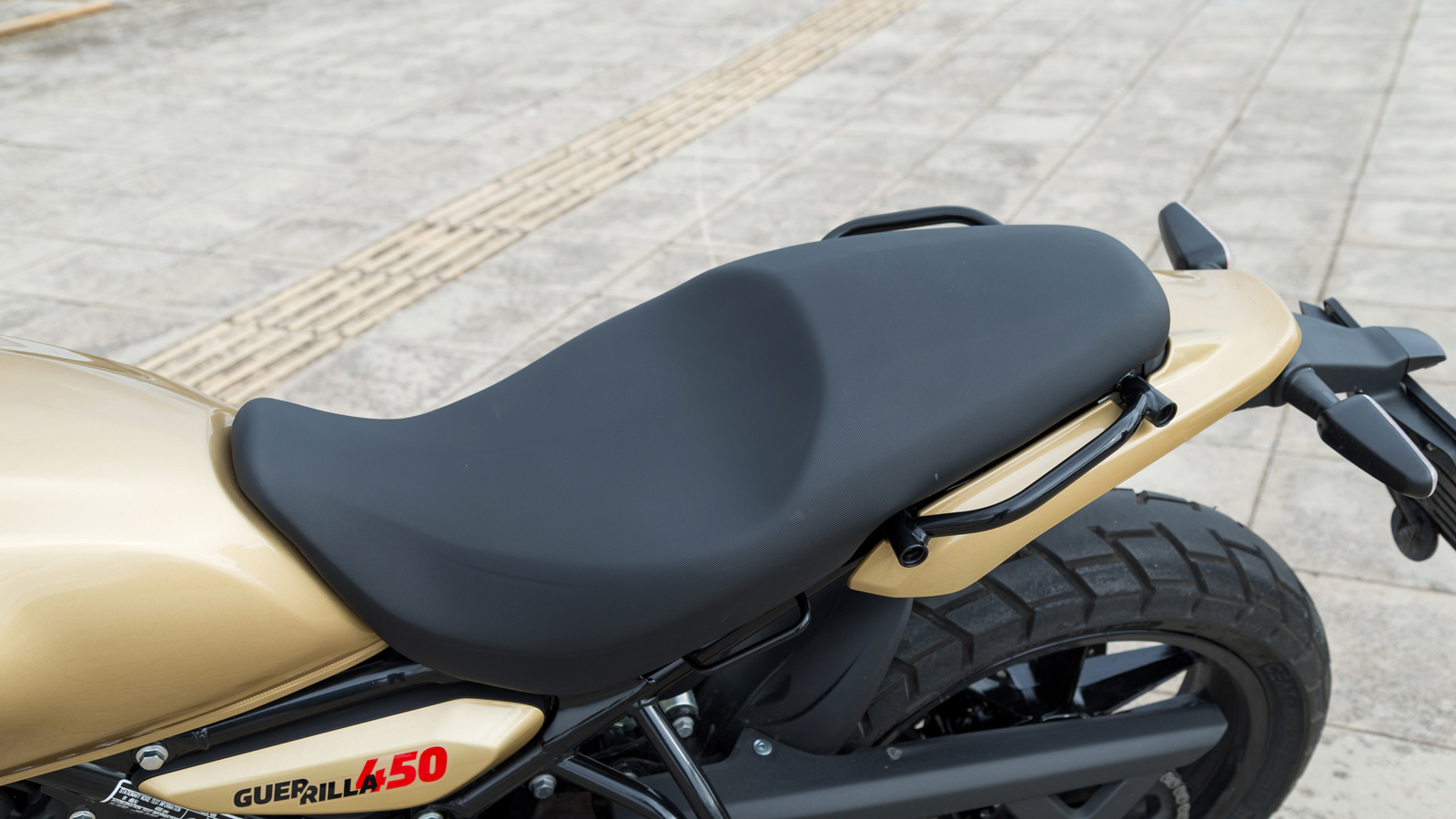 Η σέλα, αν και σχεδιαστικά απλή, είναι άνετη, ευρύχωρη και δίνει τη δυνατότητα για μετακίνηση πάνω της.