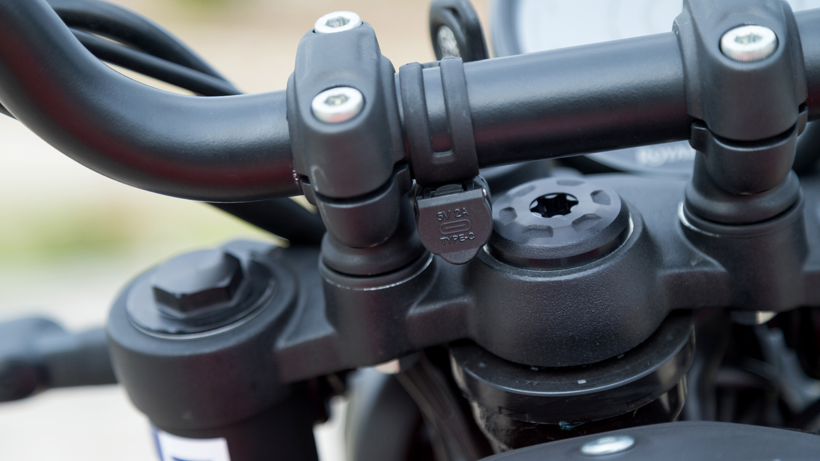 Αναρτήσεις με ―κρυμμένο σε φυσούνες― ανεστραμμένο τηλεσκοπικό πιρούνι με καλάμια διαμέτρου 43 mm και διαδρομής 140 mm μπροστά και μονό αμορτισέρ με δι